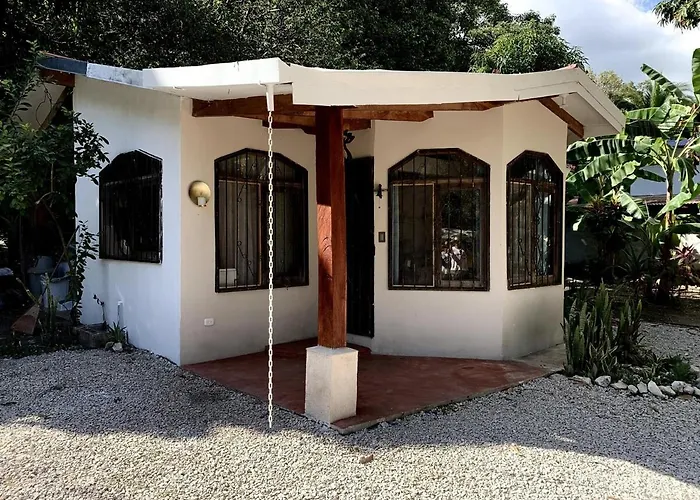 Oceana Breeze Perfect Getaway Steps From The Holiday home *